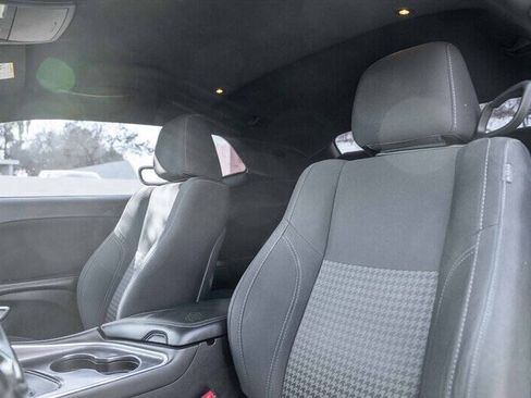 Used 2016 Dodge Challenger SXT RWD image 10