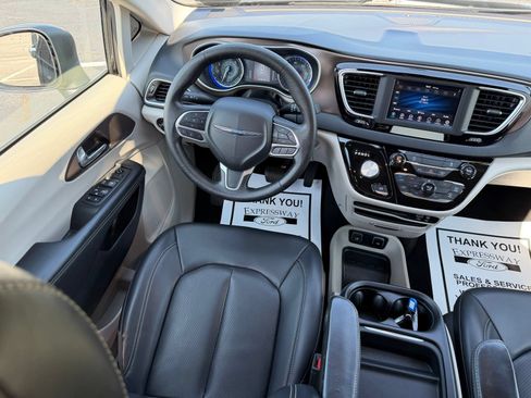 Used 2020 Chrysler Voyager Lxi FWD image 16