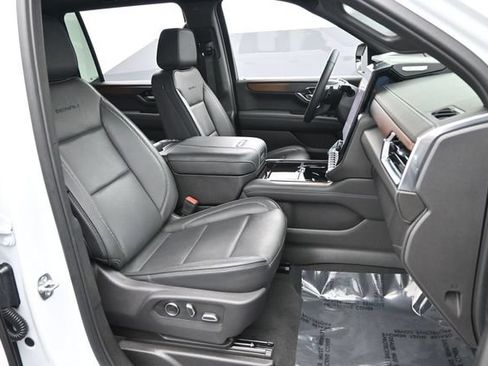Used 2025 GMC Yukon XL Denali AWD/4WD image 30