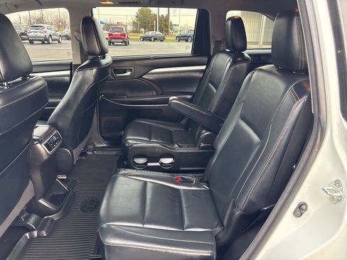 Used 2018 Toyota Highlander SE image 25