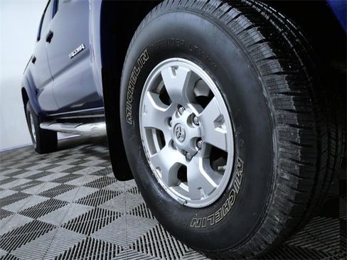 Used 2014 Toyota Tacoma Base image 2