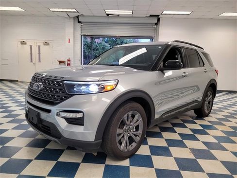 Used 2023 Ford Explorer XLT w/ Equipment Group 202A image 3