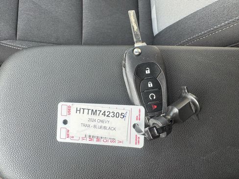 Used 2024 Chevrolet Trax RS w/ Sunroof Package FWD image 30