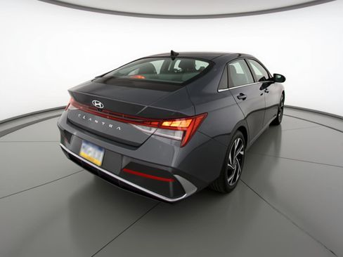 Used 2025 Hyundai Elantra Limited FWD image 9
