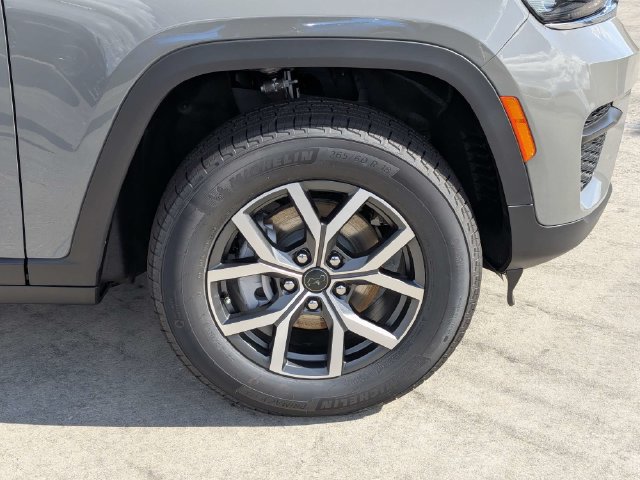 New 2027 Jeep Grand Cherokee Laredo RWD image 12