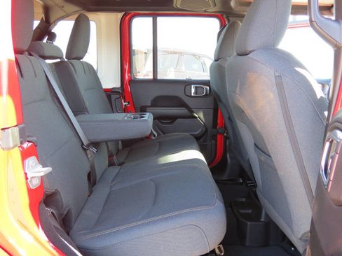 Used 2025 Jeep Wrangler Unlimited Sahara image 19