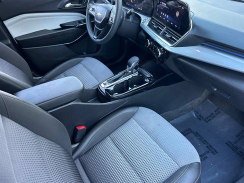 Used 2025 Chevrolet Trax LT FWD image 15