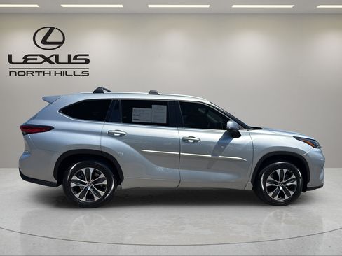 Used 2022 Toyota Highlander XLE FWD image 5
