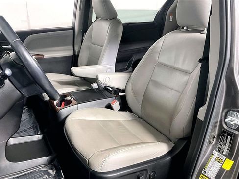 Used 2017 Toyota Sienna Limited Premium w/ Advanced Technology Package image 25
