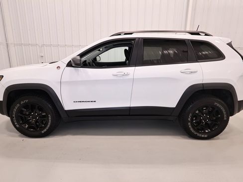 Used 2019 Jeep Cherokee Trailhawk w/ Cold Weather Group AWD/4WD image 7