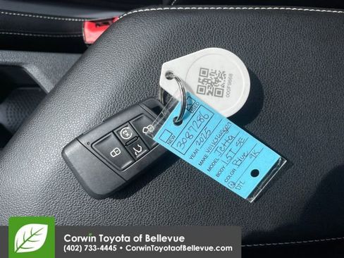 Used 2025 Volkswagen Jetta SE FWD image 16