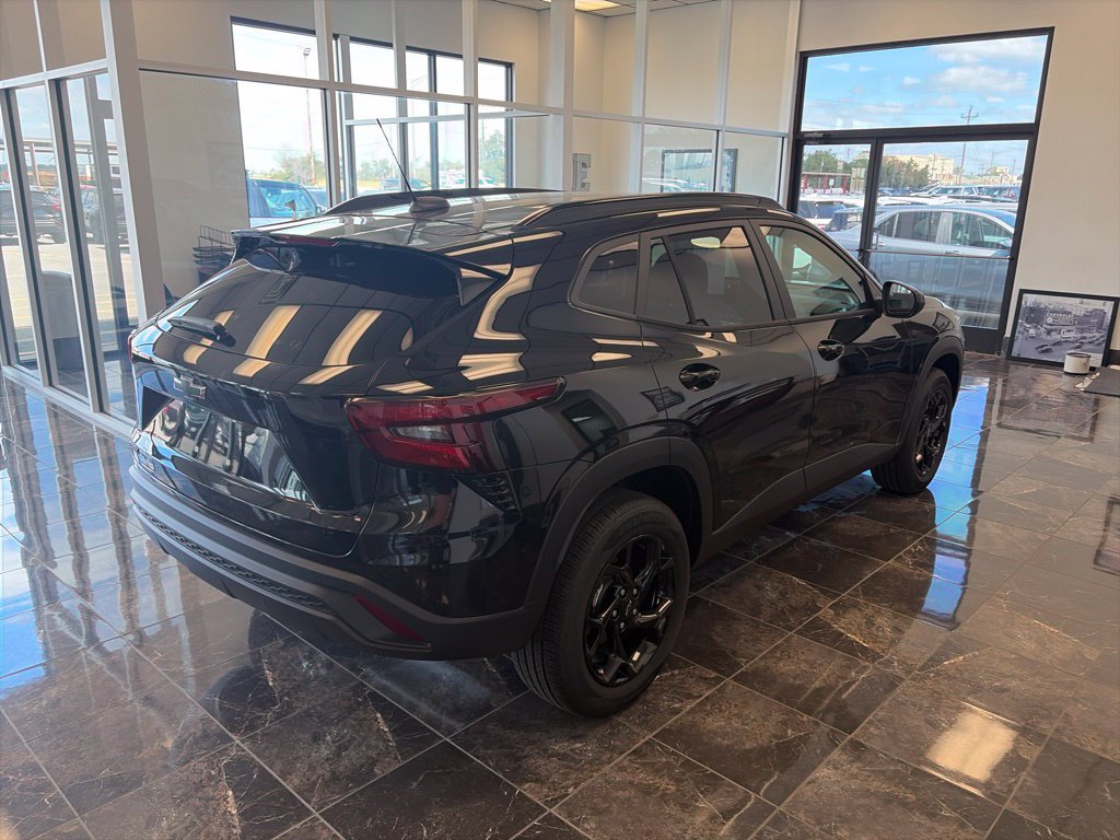 New 2026 Chevrolet Trax LT w/ Midnight Edition FWD image 5