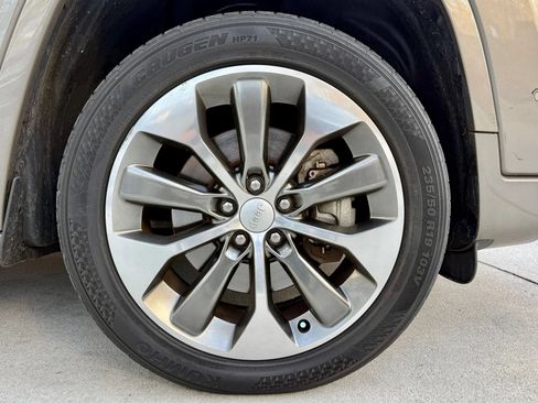 Used 2019 Jeep Cherokee Overland w/ Technology Group AWD/4WD image 29
