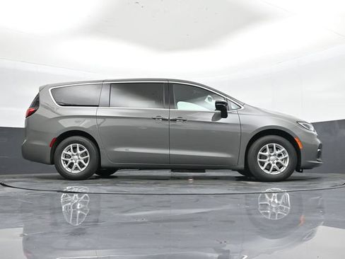 Used 2025 Chrysler Pacifica Select FWD image 42