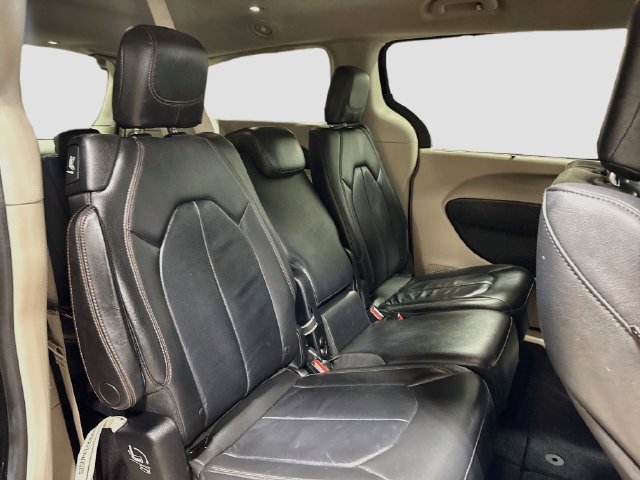 Used 2017 Chrysler Pacifica Touring-L FWD image 23