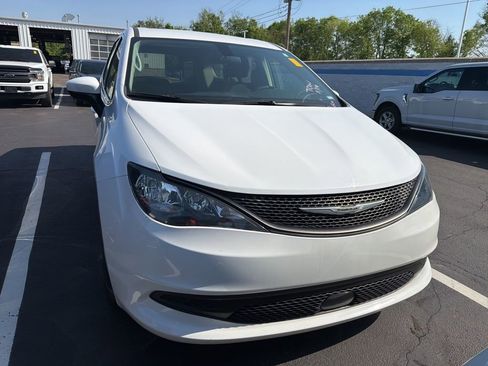 Used 2022 Chrysler Voyager LX FWD image 5