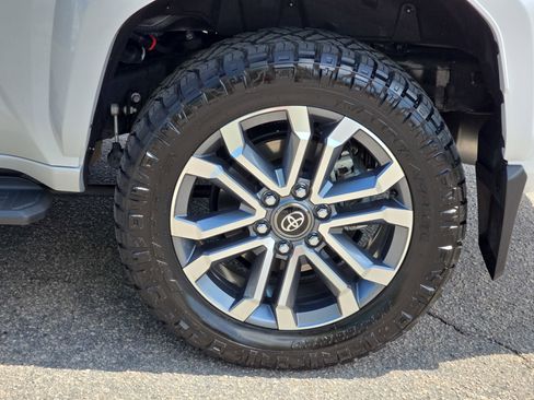 Used 2025 Toyota 4Runner Limited AWD/4WD image 33