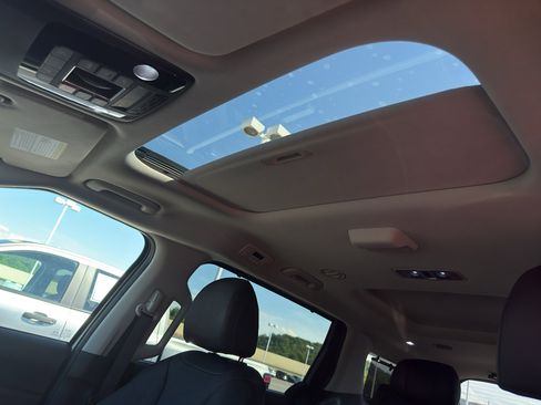 Used 2025 Kia Carnival SX Prestige FWD image 40