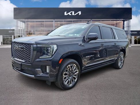 Used 2023 GMC Yukon XL Denali Ultimate AWD/4WD image 3