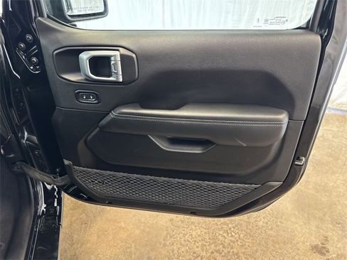 Used 2023 Jeep Wrangler Sahara image 28