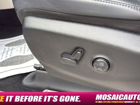 Used 2023 Chrysler Pacifica Touring-L FWD image 27