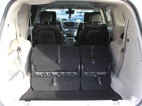 Used 2023 Chrysler Pacifica Touring-L FWD image 14