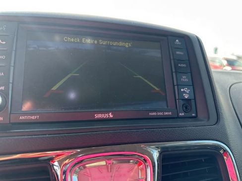 Used 2015 Chrysler Town & Country Touring image 11