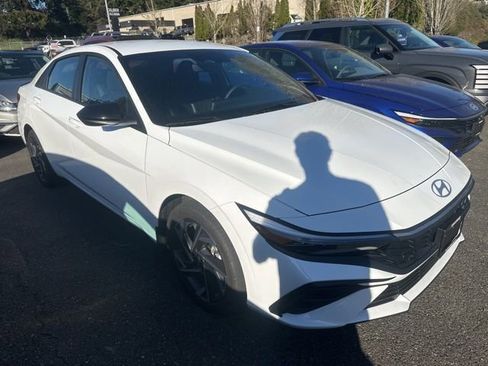 Used 2025 Hyundai Elantra SEL image 2