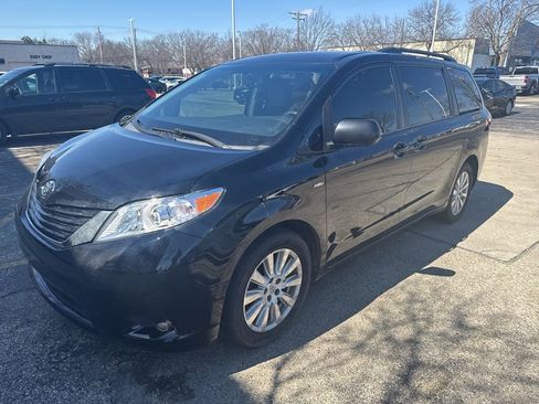 Used 2017 Toyota Sienna LE image 1