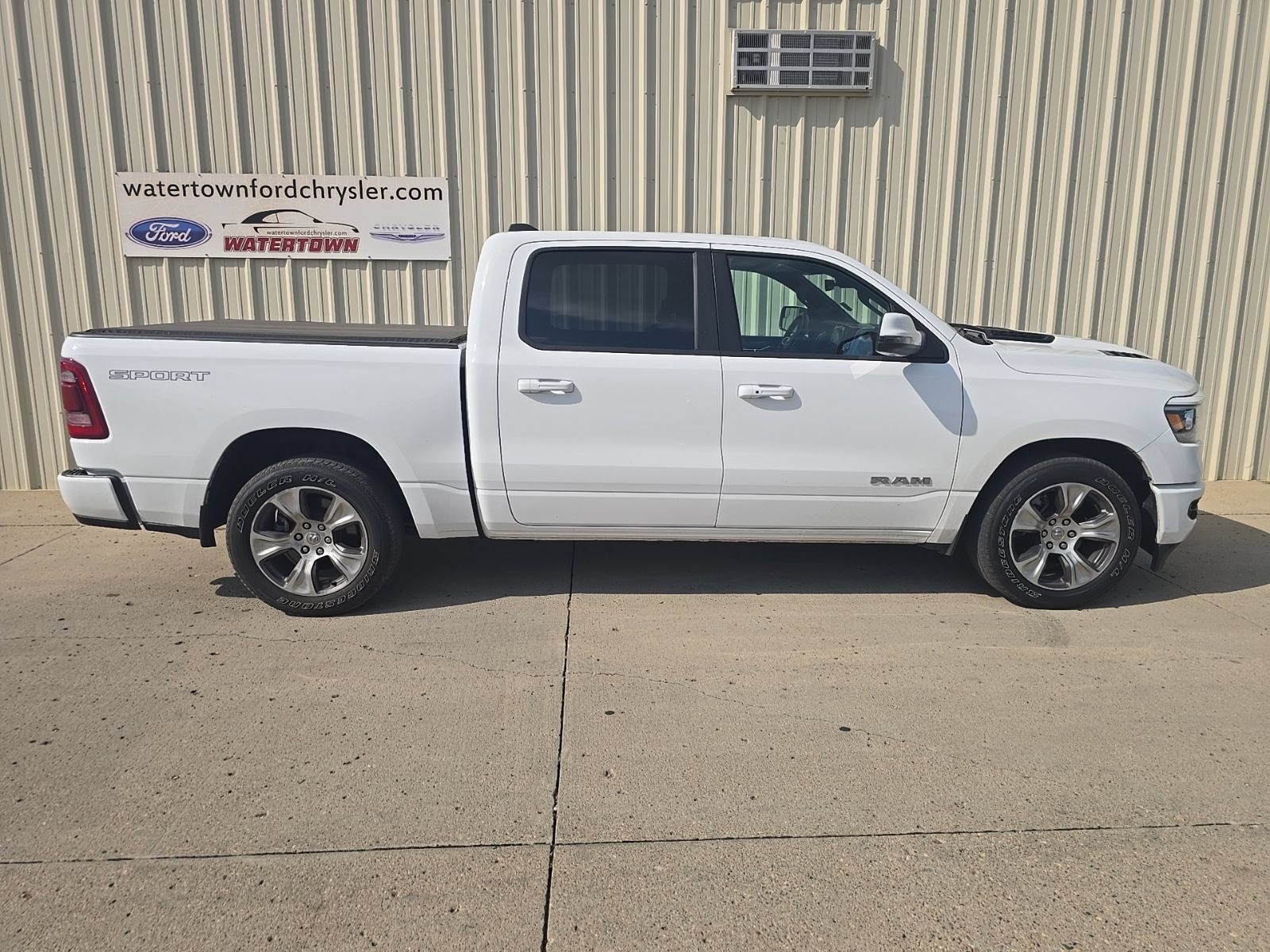 Used 2023 RAM 1500 Laramie AWD/4WD image 2