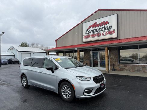 Used 2024 Chrysler Pacifica Touring-L image 1