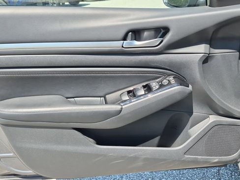 Used 2023 Nissan Altima 2.5 SV w/ SV Premium Package FWD image 9
