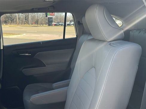 Used 2023 Toyota Highlander XLE image 37