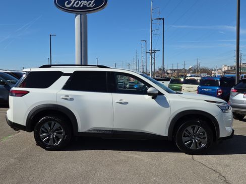 Used 2024 Nissan Pathfinder SV image 2