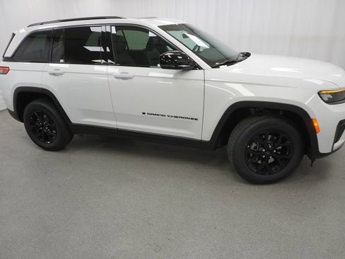 New 2026 Jeep Grand Cherokee Altitude AWD/4WD image 9