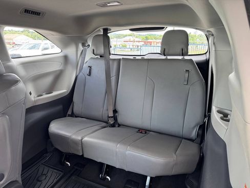 Used 2021 Toyota Sienna XLE AWD/4WD image 10
