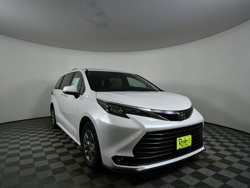 New 2026 Toyota Sienna XLE image 8