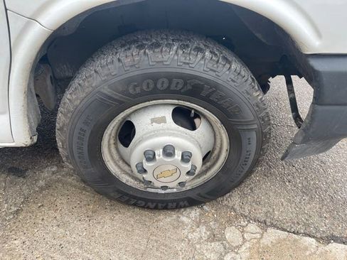 Used 2018 Chevrolet Express 4500 Extended w/ Driver Convenience Package image 30