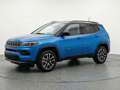 Used 2025 Jeep Compass Limited AWD/4WD image 3