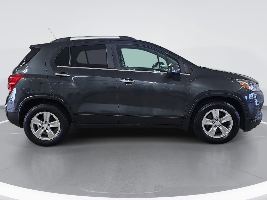 Used 2017 Chevrolet Trax LT w/ Sun & Sound Package FWD image 2