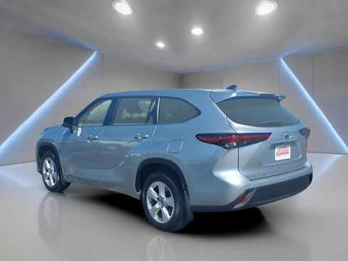 Used 2023 Toyota Highlander LE AWD/4WD image 19