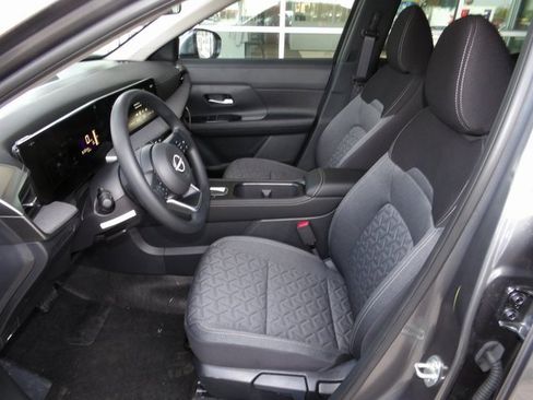 Used 2025 Nissan Kicks SV w/ SV Premium Package image 14