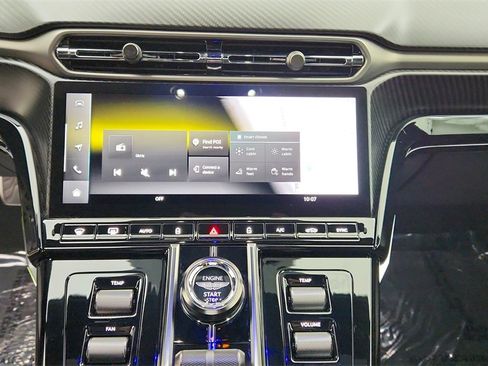 Used 2025 Aston Martin V8 Vantage Coupe image 10