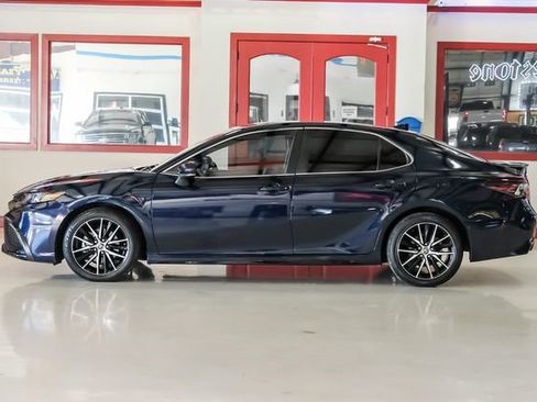 Used 2022 Toyota Camry SE image 10
