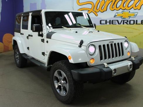 Used 2017 Jeep Wrangler Unlimited Sahara w/ Connectivity Group AWD/4WD image 4