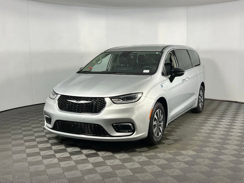 Used 2024 Chrysler Pacifica Select image 3