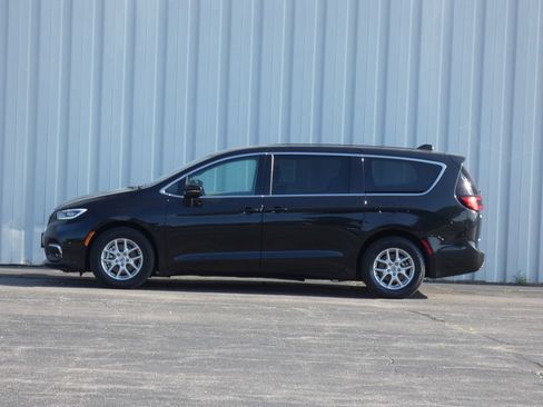 Used 2023 Chrysler Pacifica Touring-L FWD image 6