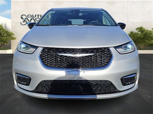 Used 2024 Chrysler Pacifica Limited image 8