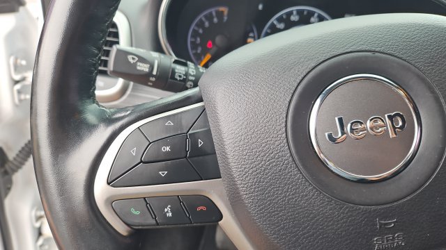 Used 2020 Jeep Grand Cherokee Laredo RWD image 9