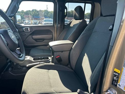 Used 2025 Jeep Gladiator Sport AWD/4WD image 12